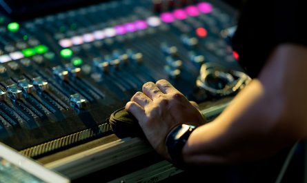 Mixer vos sons comme un pro grâce à la formation en mixage audio d’Essentiel Studio